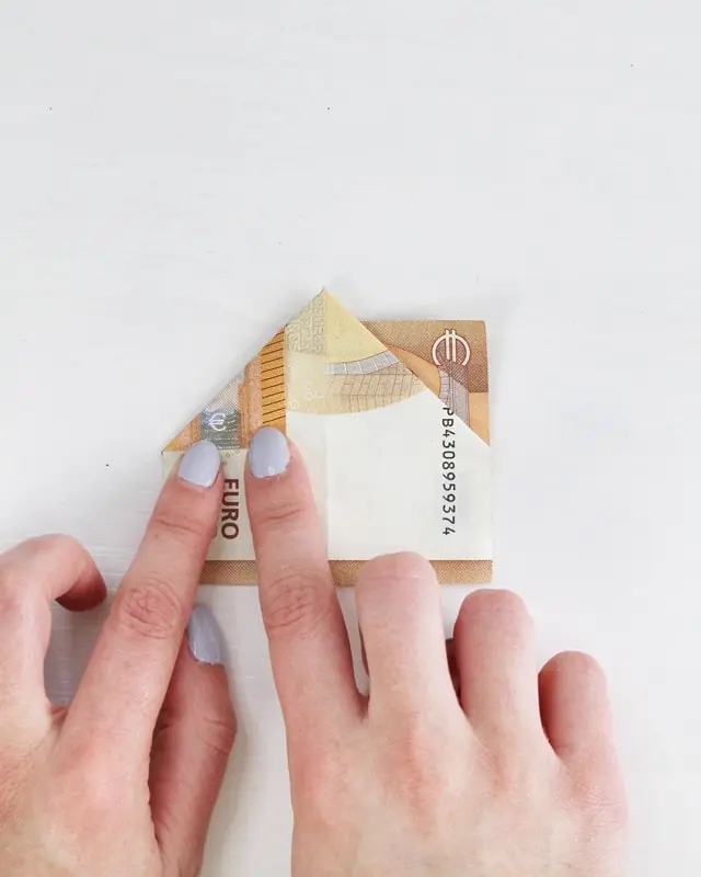 Geld falten für religiöse Feste: Im Frühjahr stehen oft einige Feste an, zu denen häufig Geld verschenkt wird. Wer das Geld nicht einfach in einen Umschlag stecken mag, findet hier einige Ideen, denn Geld falten für religiöse Feste ist nicht schwer. In meinem Blogbeitrag findest du einfache Faltanleitungen und etwas anspruchsvollere, sodass für jeden etwas dabei ist. Wie du die gefalteten Geldscheine in Szene setzen kannst, zeige ich dir ebenfalls. Hochzeitsgeschenk: Geldscheine falten - Faltanleitung Schiffchen | Tinkerhome - einfache DIYs für Zuhause