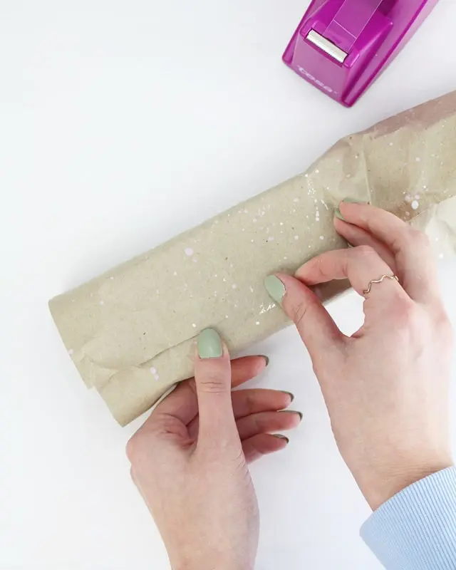 Bald ist Ostern und da habe ich mir natürlich schon Gedanken zu den Ostergeschenken und den Geschenkverpackungen gemacht. Eins steht fest: die Geschenke sollen nachhaltig verpackt werden und natürlich schön aussehen! Meine Ideen habe ich in diesem Blogbeitrag zusammengetragen. Nachhaltige DIY Geschenkverpackung Ostern - nachhaltige diy verpackung gutschein ostern 3