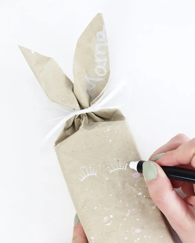 Bald ist Ostern und da habe ich mir natürlich schon Gedanken zu den Ostergeschenken und den Geschenkverpackungen gemacht. Eins steht fest: die Geschenke sollen nachhaltig verpackt werden und natürlich schön aussehen! Meine Ideen habe ich in diesem Blogbeitrag zusammengetragen. Nachhaltige DIY Geschenkverpackung Ostern - nachhaltige diy verpackung gutschein ostern 7