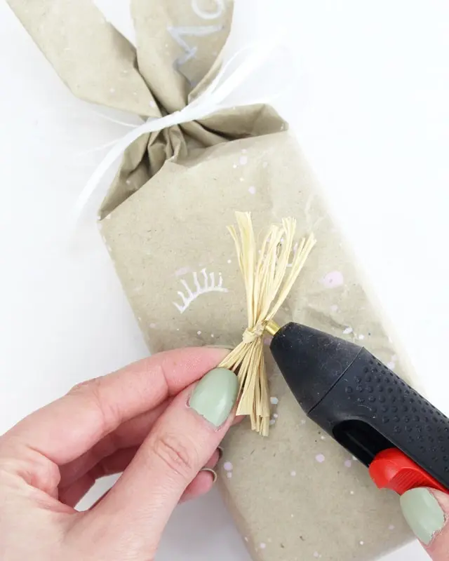 Bald ist Ostern und da habe ich mir natürlich schon Gedanken zu den Ostergeschenken und den Geschenkverpackungen gemacht. Eins steht fest: die Geschenke sollen nachhaltig verpackt werden und natürlich schön aussehen! Meine Ideen habe ich in diesem Blogbeitrag zusammengetragen. Nachhaltige DIY Geschenkverpackung Ostern - nachhaltige diy verpackung gutschein ostern 8