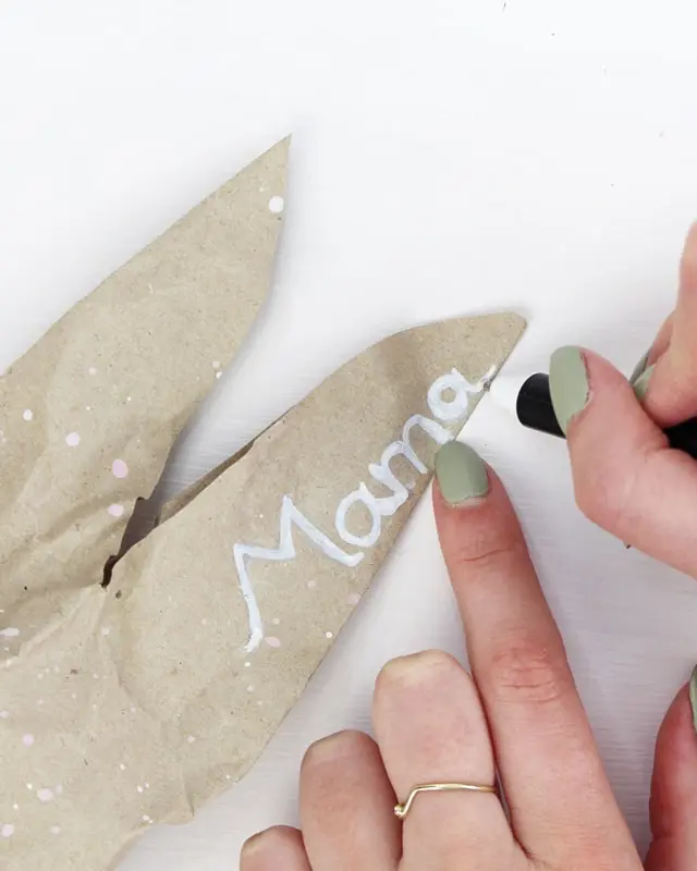 Bald ist Ostern und da habe ich mir natürlich schon Gedanken zu den Ostergeschenken und den Geschenkverpackungen gemacht. Eins steht fest: die Geschenke sollen nachhaltig verpackt werden und natürlich schön aussehen! Meine Ideen habe ich in diesem Blogbeitrag zusammengetragen. Nachhaltige DIY Geschenkverpackung Ostern - nachhaltige diy verpackung gutschein ostern 9