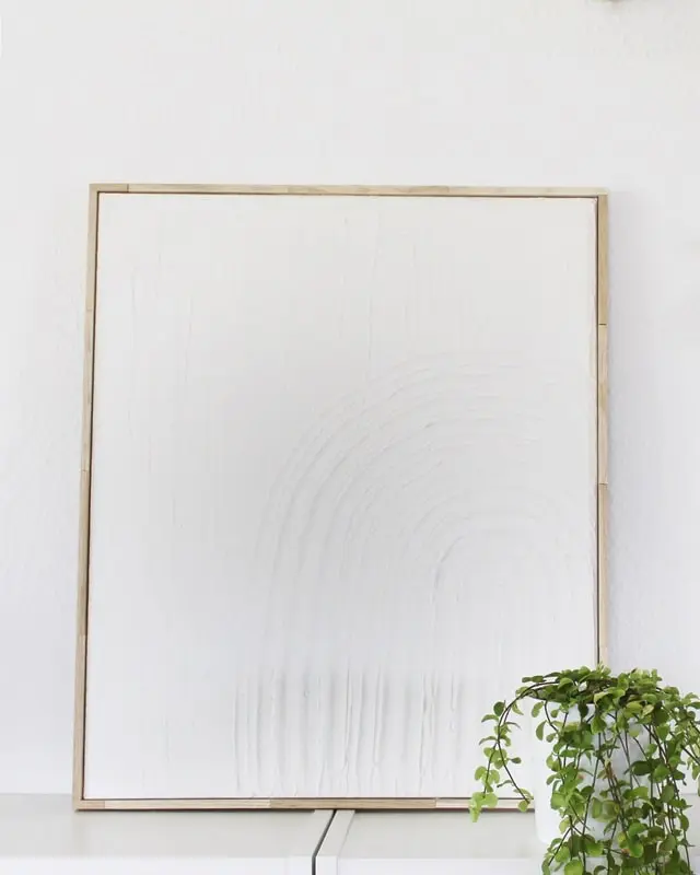 Sammelst du auch so gerne Muscheln? Damit diese nicht einfach in irgendeiner Kiste landen, habe ich ein DIY Bild mit Muscheln für meine Mama gebastelt. Dieses besteht aus Muscheln, die sie viele Jahre gesammelt hat. Das Tolle ist, dass man die Struktur der Muscheln auch nach dem Ansprühen noch erkennt und dadurch auch weiß, welche Muscheln wo gesammelt wurden. Das Bild wurde übrigens direkt zum Eyecatcher und ist allen sofort aufgefallen, obwohl es extra schlicht ist. Mittlerweile habe ich auch ein Muschelbild für uns gebastelt und dieses steht im Sommer bei uns im Wohnzimmer. Allerdings habe ich unser DIY Muschelbild spontan farblich anders gestaltet. DIY Bild mit Strukturpaste und Spachtel basteln | Tinkerhome - Einfache DIYs für dein Zuhause