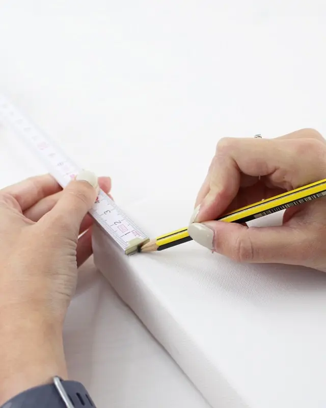 Sammelst du auch so gerne Muscheln? Damit diese nicht einfach in irgendeiner Kiste landen, habe ich ein DIY Bild mit Muscheln für meine Mama gebastelt. Dieses besteht aus Muscheln, die sie viele Jahre gesammelt hat. Das Tolle ist, dass man die Struktur der Muscheln auch nach dem Ansprühen noch erkennt und dadurch auch weiß, welche Muscheln wo gesammelt wurden. Das Bild wurde übrigens direkt zum Eyecatcher und ist allen sofort aufgefallen, obwohl es extra schlicht ist. Mittlerweile habe ich auch ein Muschelbild für uns gebastelt und dieses steht im Sommer bei uns im Wohnzimmer. Allerdings habe ich unser DIY Muschelbild spontan farblich anders gestaltet. Sommerliches DIY Bild mit Muscheln basteln - diy muschel bild basteln 1