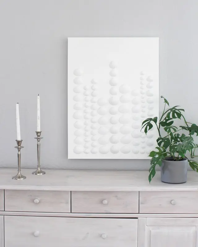 Sammelst du auch so gerne Muscheln? Damit diese nicht einfach in irgendeiner Kiste landen, habe ich ein DIY Bild mit Muscheln für meine Mama gebastelt. Dieses besteht aus Muscheln, die sie viele Jahre gesammelt hat. Das Tolle ist, dass man die Struktur der Muscheln auch nach dem Ansprühen noch erkennt und dadurch auch weiß, welche Muscheln wo gesammelt wurden. Das Bild wurde übrigens direkt zum Eyecatcher und ist allen sofort aufgefallen, obwohl es extra schlicht ist. Mittlerweile habe ich auch ein Muschelbild für uns gebastelt und dieses steht im Sommer bei uns im Wohnzimmer. Allerdings habe ich unser DIY Muschelbild spontan farblich anders gestaltet. Sommerliches DIY Bild mit Muscheln basteln - diy muschel bild basteln 13