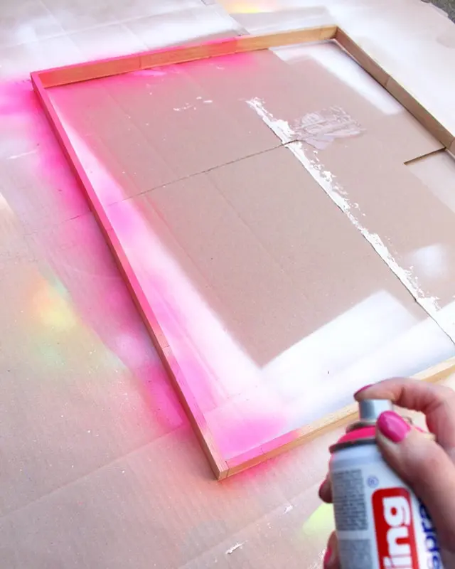 Sammelst du auch so gerne Muscheln? Damit diese nicht einfach in irgendeiner Kiste landen, habe ich ein DIY Bild mit Muscheln für meine Mama gebastelt. Dieses besteht aus Muscheln, die sie viele Jahre gesammelt hat. Das Tolle ist, dass man die Struktur der Muscheln auch nach dem Ansprühen noch erkennt und dadurch auch weiß, welche Muscheln wo gesammelt wurden. Das Bild wurde übrigens direkt zum Eyecatcher und ist allen sofort aufgefallen, obwohl es extra schlicht ist. Mittlerweile habe ich auch ein Muschelbild für uns gebastelt und dieses steht im Sommer bei uns im Wohnzimmer. Allerdings habe ich unser DIY Muschelbild spontan farblich anders gestaltet. Sommerliches DIY Bild mit Muscheln basteln - diy muschelbild neon 13