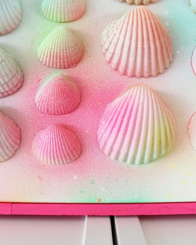 Sammelst du auch so gerne Muscheln? Damit diese nicht einfach in irgendeiner Kiste landen, habe ich ein DIY Bild mit Muscheln für meine Mama gebastelt. Dieses besteht aus Muscheln, die sie viele Jahre gesammelt hat. Das Tolle ist, dass man die Struktur der Muscheln auch nach dem Ansprühen noch erkennt und dadurch auch weiß, welche Muscheln wo gesammelt wurden. Das Bild wurde übrigens direkt zum Eyecatcher und ist allen sofort aufgefallen, obwohl es extra schlicht ist. Mittlerweile habe ich auch ein Muschelbild für uns gebastelt und dieses steht im Sommer bei uns im Wohnzimmer. Allerdings habe ich unser DIY Muschelbild spontan farblich anders gestaltet. Sommerliches DIY Bild mit Muscheln basteln - diy muschelbild neon 16