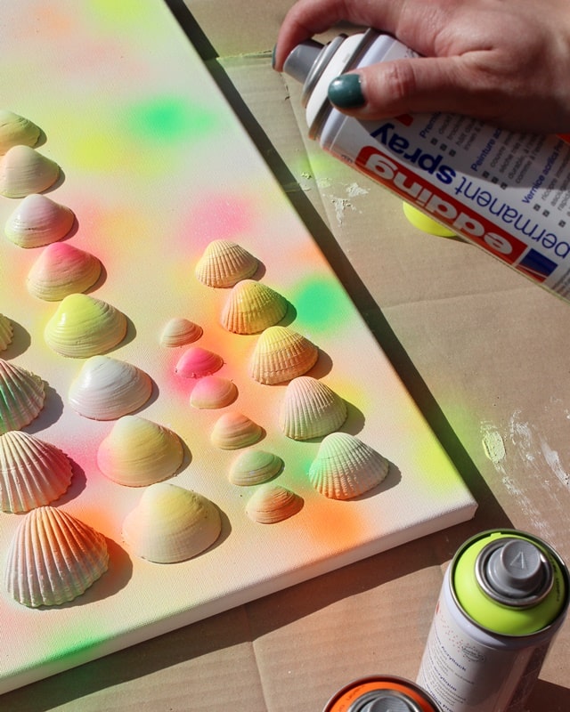 Sommerliches DIY Bild mit Muscheln basteln - diy muschelbild neon 17