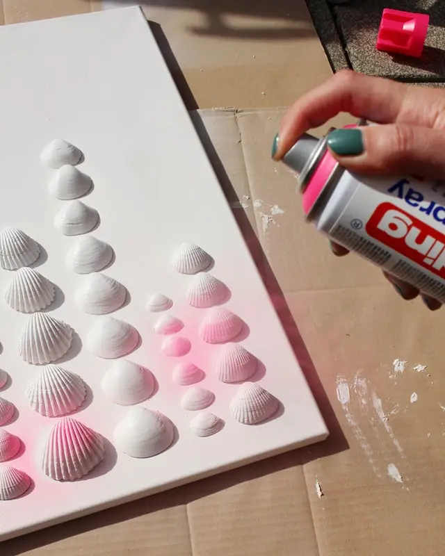 Sammelst du auch so gerne Muscheln? Damit diese nicht einfach in irgendeiner Kiste landen, habe ich ein DIY Bild mit Muscheln für meine Mama gebastelt. Dieses besteht aus Muscheln, die sie viele Jahre gesammelt hat. Das Tolle ist, dass man die Struktur der Muscheln auch nach dem Ansprühen noch erkennt und dadurch auch weiß, welche Muscheln wo gesammelt wurden. Das Bild wurde übrigens direkt zum Eyecatcher und ist allen sofort aufgefallen, obwohl es extra schlicht ist. Mittlerweile habe ich auch ein Muschelbild für uns gebastelt und dieses steht im Sommer bei uns im Wohnzimmer. Allerdings habe ich unser DIY Muschelbild spontan farblich anders gestaltet. Sommerliches DIY Bild mit Muscheln basteln - diy muschelbild neon 2