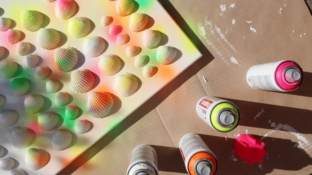 Sammelst du auch so gerne Muscheln? Damit diese nicht einfach in irgendeiner Kiste landen, habe ich ein DIY Bild mit Muscheln für meine Mama gebastelt. Dieses besteht aus Muscheln, die sie viele Jahre gesammelt hat. Das Tolle ist, dass man die Struktur der Muscheln auch nach dem Ansprühen noch erkennt und dadurch auch weiß, welche Muscheln wo gesammelt wurden. Das Bild wurde übrigens direkt zum Eyecatcher und ist allen sofort aufgefallen, obwohl es extra schlicht ist. Mittlerweile habe ich auch ein Muschelbild für uns gebastelt und dieses steht im Sommer bei uns im Wohnzimmer. Allerdings habe ich unser DIY Muschelbild spontan farblich anders gestaltet. Sommerliches DIY Bild mit Muscheln basteln - diy muschelbild neon 4