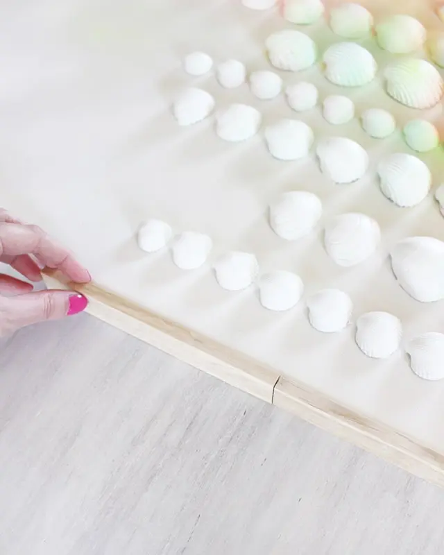 Sammelst du auch so gerne Muscheln? Damit diese nicht einfach in irgendeiner Kiste landen, habe ich ein DIY Bild mit Muscheln für meine Mama gebastelt. Dieses besteht aus Muscheln, die sie viele Jahre gesammelt hat. Das Tolle ist, dass man die Struktur der Muscheln auch nach dem Ansprühen noch erkennt und dadurch auch weiß, welche Muscheln wo gesammelt wurden. Das Bild wurde übrigens direkt zum Eyecatcher und ist allen sofort aufgefallen, obwohl es extra schlicht ist. Mittlerweile habe ich auch ein Muschelbild für uns gebastelt und dieses steht im Sommer bei uns im Wohnzimmer. Allerdings habe ich unser DIY Muschelbild spontan farblich anders gestaltet. Sommerliches DIY Bild mit Muscheln basteln - diy muschelbild neon 6