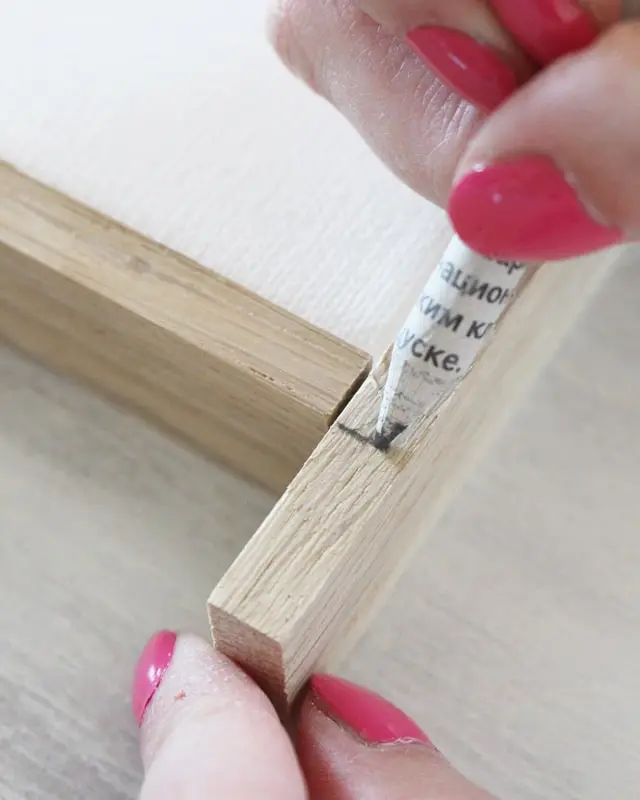 Sammelst du auch so gerne Muscheln? Damit diese nicht einfach in irgendeiner Kiste landen, habe ich ein DIY Bild mit Muscheln für meine Mama gebastelt. Dieses besteht aus Muscheln, die sie viele Jahre gesammelt hat. Das Tolle ist, dass man die Struktur der Muscheln auch nach dem Ansprühen noch erkennt und dadurch auch weiß, welche Muscheln wo gesammelt wurden. Das Bild wurde übrigens direkt zum Eyecatcher und ist allen sofort aufgefallen, obwohl es extra schlicht ist. Mittlerweile habe ich auch ein Muschelbild für uns gebastelt und dieses steht im Sommer bei uns im Wohnzimmer. Allerdings habe ich unser DIY Muschelbild spontan farblich anders gestaltet. Sommerliches DIY Bild mit Muscheln basteln - diy muschelbild neon 7