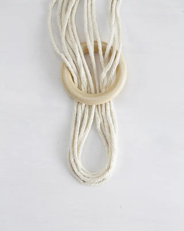 Makramee, die Kunst des Knotens, ist ein zeitloser Trend, der immer beliebter wird. Es gibt unzählige Möglichkeiten, Makramee in verschiedenen Formen und Designs zu nutzen. Nach wie vor sind DIY Makramee Blumenampeln dabei besonders angesagt. Mit ein paar Grundknoten kannst du deine eigene Blumenampel kreieren. In diesem Blogbeitrag werde ich dir Schritt für Schritt zeigen, wie du eine Makramee Blumenampel mit nur einem Makrameeknoten knüpfen kannst. DIY Makramee Blumenampel knüpfen - diy makramee blumenampel knuepfen 1