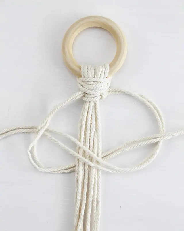 Makramee, die Kunst des Knotens, ist ein zeitloser Trend, der immer beliebter wird. Es gibt unzählige Möglichkeiten, Makramee in verschiedenen Formen und Designs zu nutzen. Nach wie vor sind DIY Makramee Blumenampeln dabei besonders angesagt. Mit ein paar Grundknoten kannst du deine eigene Blumenampel kreieren. In diesem Blogbeitrag werde ich dir Schritt für Schritt zeigen, wie du eine Makramee Blumenampel mit nur einem Makrameeknoten knüpfen kannst. DIY Makramee Blumenampel knüpfen - diy makramee blumenampel knuepfen 10