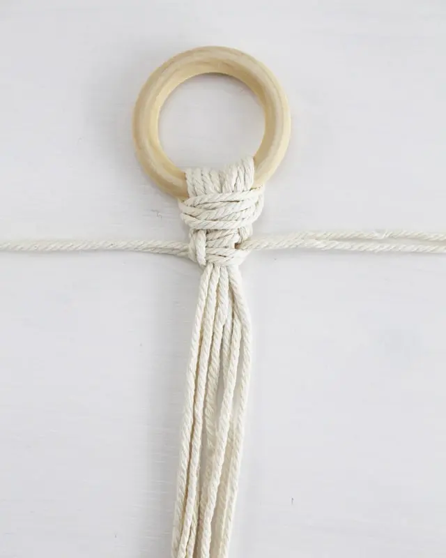 Makramee, die Kunst des Knotens, ist ein zeitloser Trend, der immer beliebter wird. Es gibt unzählige Möglichkeiten, Makramee in verschiedenen Formen und Designs zu nutzen. Nach wie vor sind DIY Makramee Blumenampeln dabei besonders angesagt. Mit ein paar Grundknoten kannst du deine eigene Blumenampel kreieren. In diesem Blogbeitrag werde ich dir Schritt für Schritt zeigen, wie du eine Makramee Blumenampel mit nur einem Makrameeknoten knüpfen kannst. DIY Makramee Blumenampel knüpfen - diy makramee blumenampel knuepfen 11