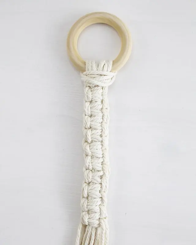 Makramee, die Kunst des Knotens, ist ein zeitloser Trend, der immer beliebter wird. Es gibt unzählige Möglichkeiten, Makramee in verschiedenen Formen und Designs zu nutzen. Nach wie vor sind DIY Makramee Blumenampeln dabei besonders angesagt. Mit ein paar Grundknoten kannst du deine eigene Blumenampel kreieren. In diesem Blogbeitrag werde ich dir Schritt für Schritt zeigen, wie du eine Makramee Blumenampel mit nur einem Makrameeknoten knüpfen kannst. DIY Makramee Blumenampel knüpfen - diy makramee blumenampel knuepfen 13