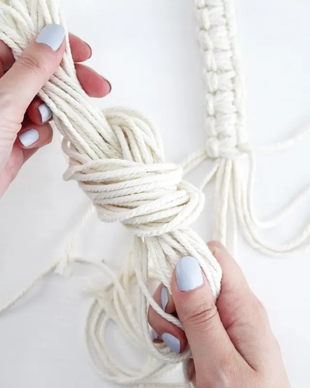 Makramee, die Kunst des Knotens, ist ein zeitloser Trend, der immer beliebter wird. Es gibt unzählige Möglichkeiten, Makramee in verschiedenen Formen und Designs zu nutzen. Nach wie vor sind DIY Makramee Blumenampeln dabei besonders angesagt. Mit ein paar Grundknoten kannst du deine eigene Blumenampel kreieren. In diesem Blogbeitrag werde ich dir Schritt für Schritt zeigen, wie du eine Makramee Blumenampel mit nur einem Makrameeknoten knüpfen kannst. DIY Makramee Blumenampel knüpfen - diy makramee blumenampel knuepfen 15