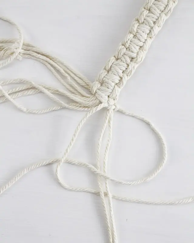 Makramee, die Kunst des Knotens, ist ein zeitloser Trend, der immer beliebter wird. Es gibt unzählige Möglichkeiten, Makramee in verschiedenen Formen und Designs zu nutzen. Nach wie vor sind DIY Makramee Blumenampeln dabei besonders angesagt. Mit ein paar Grundknoten kannst du deine eigene Blumenampel kreieren. In diesem Blogbeitrag werde ich dir Schritt für Schritt zeigen, wie du eine Makramee Blumenampel mit nur einem Makrameeknoten knüpfen kannst. DIY Makramee Blumenampel knüpfen - diy makramee blumenampel knuepfen 21