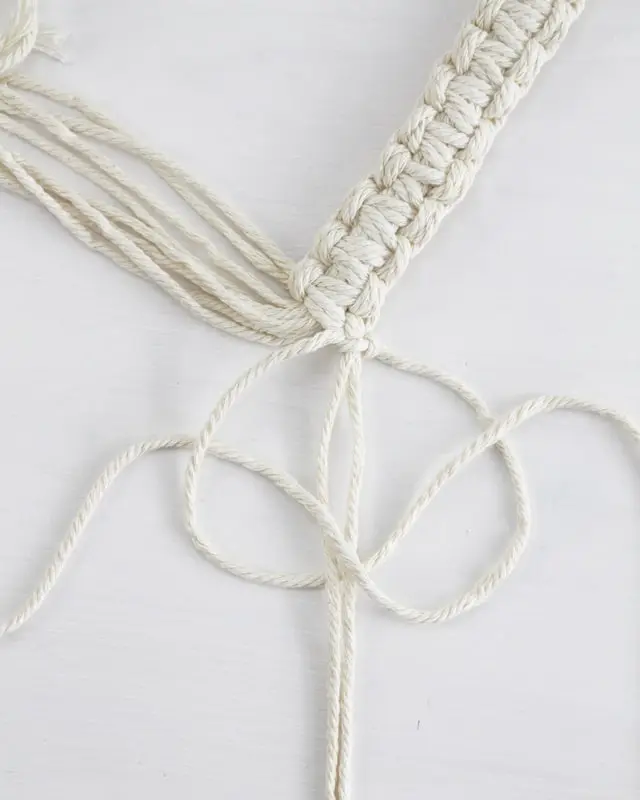 Makramee, die Kunst des Knotens, ist ein zeitloser Trend, der immer beliebter wird. Es gibt unzählige Möglichkeiten, Makramee in verschiedenen Formen und Designs zu nutzen. Nach wie vor sind DIY Makramee Blumenampeln dabei besonders angesagt. Mit ein paar Grundknoten kannst du deine eigene Blumenampel kreieren. In diesem Blogbeitrag werde ich dir Schritt für Schritt zeigen, wie du eine Makramee Blumenampel mit nur einem Makrameeknoten knüpfen kannst. DIY Makramee Blumenampel knüpfen - diy makramee blumenampel knuepfen 22