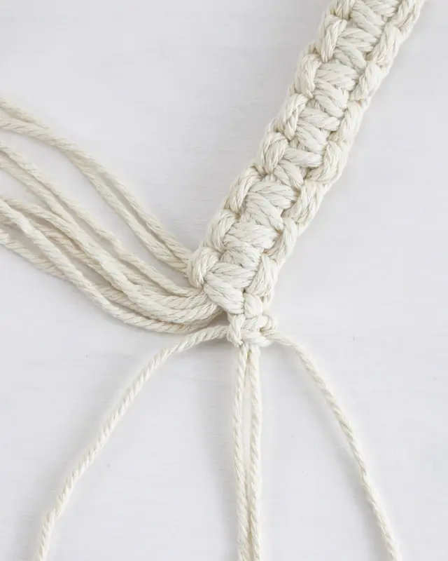 Makramee, die Kunst des Knotens, ist ein zeitloser Trend, der immer beliebter wird. Es gibt unzählige Möglichkeiten, Makramee in verschiedenen Formen und Designs zu nutzen. Nach wie vor sind DIY Makramee Blumenampeln dabei besonders angesagt. Mit ein paar Grundknoten kannst du deine eigene Blumenampel kreieren. In diesem Blogbeitrag werde ich dir Schritt für Schritt zeigen, wie du eine Makramee Blumenampel mit nur einem Makrameeknoten knüpfen kannst. DIY Makramee Blumenampel knüpfen - diy makramee blumenampel knuepfen 23