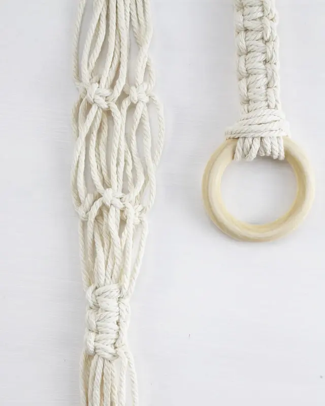 Makramee, die Kunst des Knotens, ist ein zeitloser Trend, der immer beliebter wird. Es gibt unzählige Möglichkeiten, Makramee in verschiedenen Formen und Designs zu nutzen. Nach wie vor sind DIY Makramee Blumenampeln dabei besonders angesagt. Mit ein paar Grundknoten kannst du deine eigene Blumenampel kreieren. In diesem Blogbeitrag werde ich dir Schritt für Schritt zeigen, wie du eine Makramee Blumenampel mit nur einem Makrameeknoten knüpfen kannst. DIY Makramee Blumenampel knüpfen - diy makramee blumenampel knuepfen 26