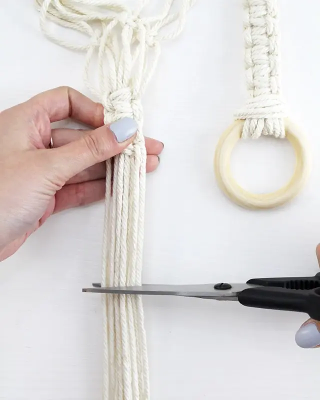 Makramee, die Kunst des Knotens, ist ein zeitloser Trend, der immer beliebter wird. Es gibt unzählige Möglichkeiten, Makramee in verschiedenen Formen und Designs zu nutzen. Nach wie vor sind DIY Makramee Blumenampeln dabei besonders angesagt. Mit ein paar Grundknoten kannst du deine eigene Blumenampel kreieren. In diesem Blogbeitrag werde ich dir Schritt für Schritt zeigen, wie du eine Makramee Blumenampel mit nur einem Makrameeknoten knüpfen kannst. DIY Makramee Blumenampel knüpfen - diy makramee blumenampel knuepfen 27