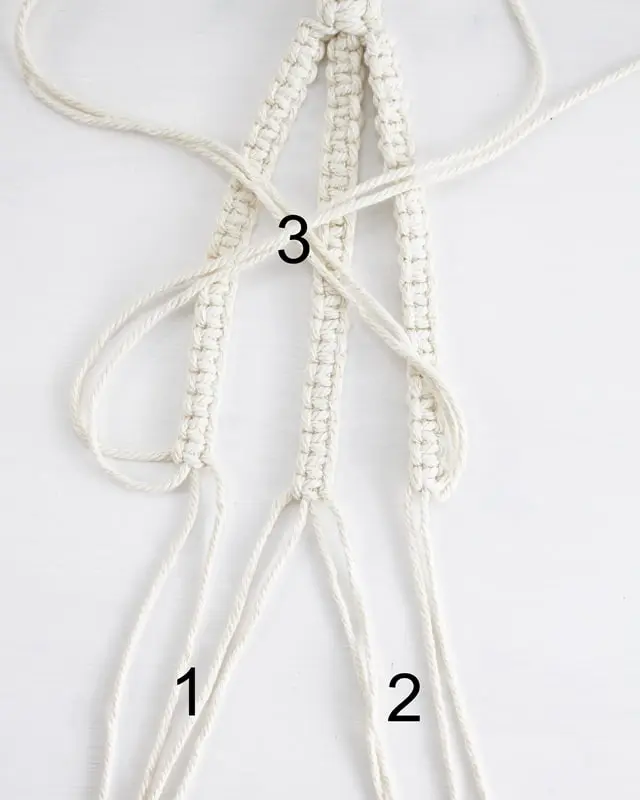 Makramee, die Kunst des Knotens, ist ein zeitloser Trend, der immer beliebter wird. Es gibt unzählige Möglichkeiten, Makramee in verschiedenen Formen und Designs zu nutzen. Nach wie vor sind DIY Makramee Blumenampeln dabei besonders angesagt. Mit ein paar Grundknoten kannst du deine eigene Blumenampel kreieren. In diesem Blogbeitrag werde ich dir Schritt für Schritt zeigen, wie du eine Makramee Blumenampel mit nur einem Makrameeknoten knüpfen kannst. DIY Makramee Blumenampel knüpfen - diy makramee blumenampel knuepfen 28