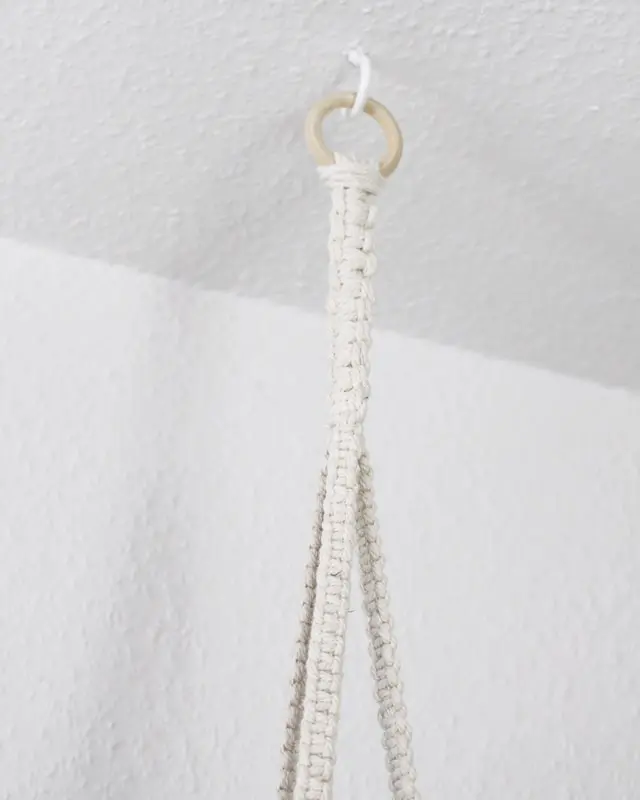 Makramee, die Kunst des Knotens, ist ein zeitloser Trend, der immer beliebter wird. Es gibt unzählige Möglichkeiten, Makramee in verschiedenen Formen und Designs zu nutzen. Nach wie vor sind DIY Makramee Blumenampeln dabei besonders angesagt. Mit ein paar Grundknoten kannst du deine eigene Blumenampel kreieren. In diesem Blogbeitrag werde ich dir Schritt für Schritt zeigen, wie du eine Makramee Blumenampel mit nur einem Makrameeknoten knüpfen kannst. Knüpfanleitung DIY Makramee Blumenampel - mit dem Kreuzknoten | Tinkerhome - Einfache DIYs für Zuhause