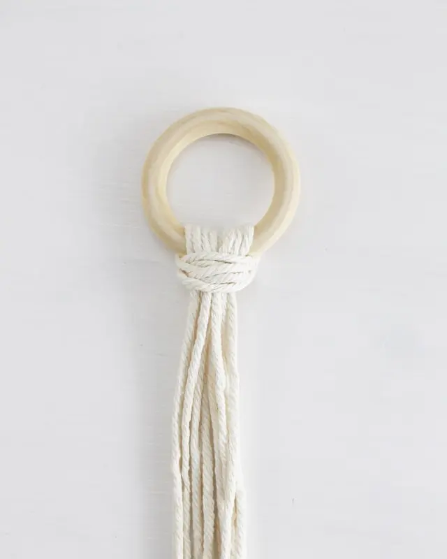 Makramee, die Kunst des Knotens, ist ein zeitloser Trend, der immer beliebter wird. Es gibt unzählige Möglichkeiten, Makramee in verschiedenen Formen und Designs zu nutzen. Nach wie vor sind DIY Makramee Blumenampeln dabei besonders angesagt. Mit ein paar Grundknoten kannst du deine eigene Blumenampel kreieren. In diesem Blogbeitrag werde ich dir Schritt für Schritt zeigen, wie du eine Makramee Blumenampel mit nur einem Makrameeknoten knüpfen kannst. DIY Makramee Blumenampel knüpfen - diy makramee blumenampel knuepfen 3