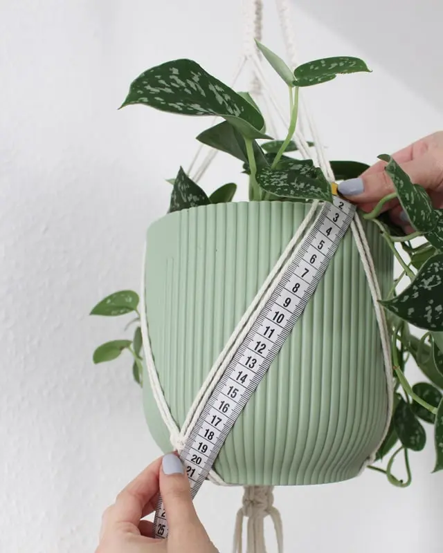 Makramee, die Kunst des Knotens, ist ein zeitloser Trend, der immer beliebter wird. Es gibt unzählige Möglichkeiten, Makramee in verschiedenen Formen und Designs zu nutzen. Nach wie vor sind DIY Makramee Blumenampeln dabei besonders angesagt. Mit ein paar Grundknoten kannst du deine eigene Blumenampel kreieren. In diesem Blogbeitrag werde ich dir Schritt für Schritt zeigen, wie du eine Makramee Blumenampel mit nur einem Makrameeknoten knüpfen kannst. DIY Makramee Blumenampel knüpfen - diy makramee blumenampel knuepfen 34