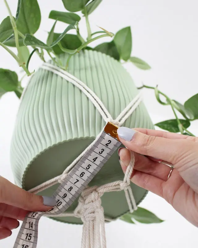 Makramee, die Kunst des Knotens, ist ein zeitloser Trend, der immer beliebter wird. Es gibt unzählige Möglichkeiten, Makramee in verschiedenen Formen und Designs zu nutzen. Nach wie vor sind DIY Makramee Blumenampeln dabei besonders angesagt. Mit ein paar Grundknoten kannst du deine eigene Blumenampel kreieren. In diesem Blogbeitrag werde ich dir Schritt für Schritt zeigen, wie du eine Makramee Blumenampel mit nur einem Makrameeknoten knüpfen kannst. DIY Makramee Blumenampel knüpfen - diy makramee blumenampel knuepfen 35