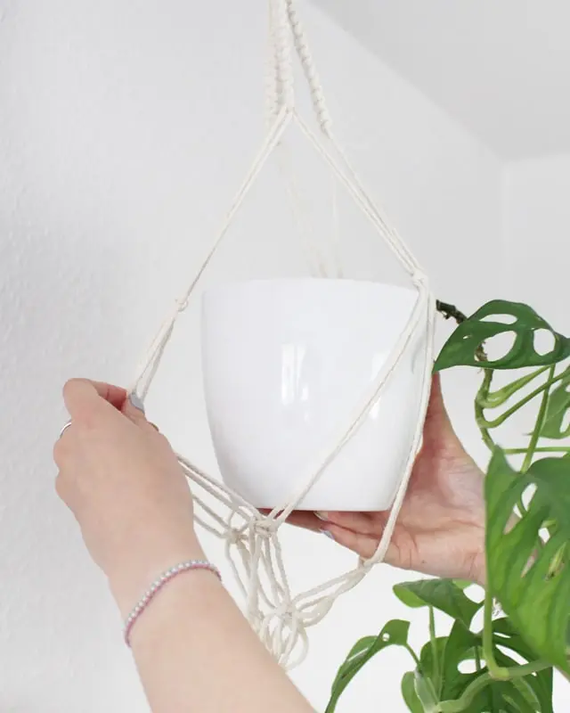 Makramee, die Kunst des Knotens, ist ein zeitloser Trend, der immer beliebter wird. Es gibt unzählige Möglichkeiten, Makramee in verschiedenen Formen und Designs zu nutzen. Nach wie vor sind DIY Makramee Blumenampeln dabei besonders angesagt. Mit ein paar Grundknoten kannst du deine eigene Blumenampel kreieren. In diesem Blogbeitrag werde ich dir Schritt für Schritt zeigen, wie du eine Makramee Blumenampel mit nur einem Makrameeknoten knüpfen kannst. DIY Makramee Blumenampel knüpfen - diy makramee blumenampel knuepfen 37