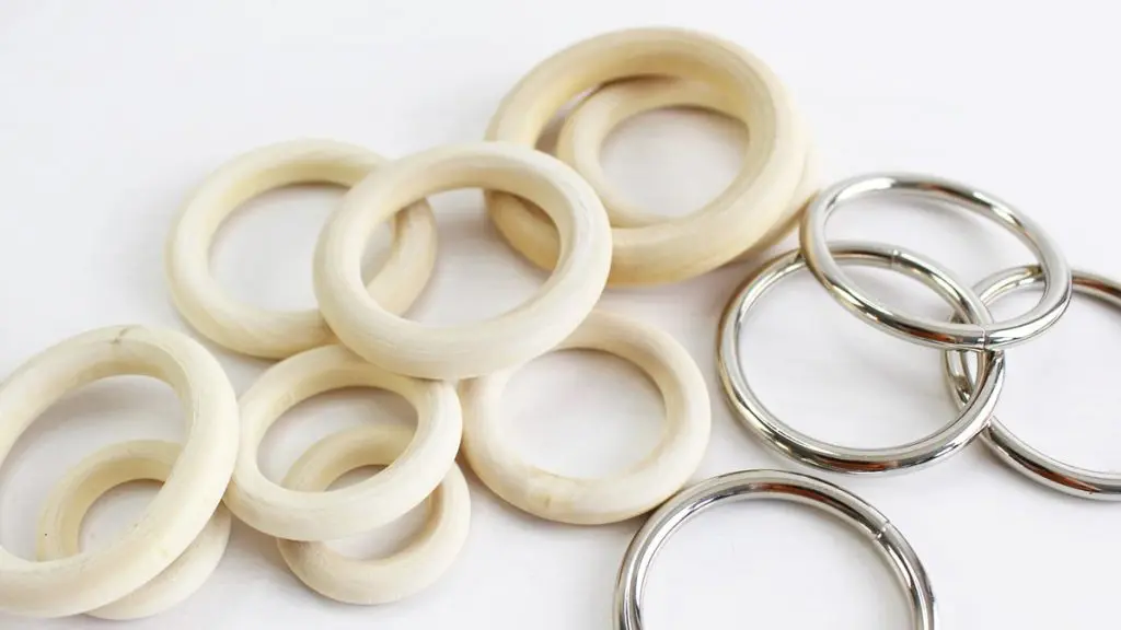 Makramee, die Kunst des Knotens, ist ein zeitloser Trend, der immer beliebter wird. Es gibt unzählige Möglichkeiten, Makramee in verschiedenen Formen und Designs zu nutzen. Nach wie vor sind DIY Makramee Blumenampeln dabei besonders angesagt. Mit ein paar Grundknoten kannst du deine eigene Blumenampel kreieren. In diesem Blogbeitrag werde ich dir Schritt für Schritt zeigen, wie du eine Makramee Blumenampel mit nur einem Makrameeknoten knüpfen kannst. DIY Makramee Blumenampel knüpfen - diy makramee blumenampel knuepfen 40