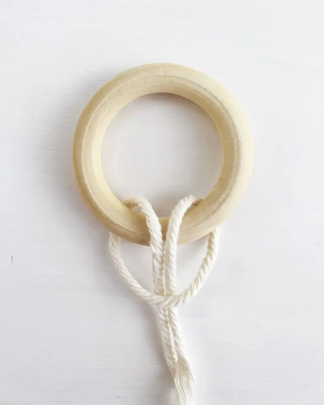 Makramee, die Kunst des Knotens, ist ein zeitloser Trend, der immer beliebter wird. Es gibt unzählige Möglichkeiten, Makramee in verschiedenen Formen und Designs zu nutzen. Nach wie vor sind DIY Makramee Blumenampeln dabei besonders angesagt. Mit ein paar Grundknoten kannst du deine eigene Blumenampel kreieren. In diesem Blogbeitrag werde ich dir Schritt für Schritt zeigen, wie du eine Makramee Blumenampel mit nur einem Makrameeknoten knüpfen kannst. DIY Makramee Blumenampel knüpfen - diy makramee blumenampel knuepfen 42