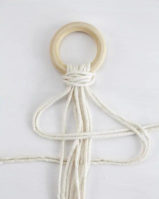 Makramee, die Kunst des Knotens, ist ein zeitloser Trend, der immer beliebter wird. Es gibt unzählige Möglichkeiten, Makramee in verschiedenen Formen und Designs zu nutzen. Nach wie vor sind DIY Makramee Blumenampeln dabei besonders angesagt. Mit ein paar Grundknoten kannst du deine eigene Blumenampel kreieren. In diesem Blogbeitrag werde ich dir Schritt für Schritt zeigen, wie du eine Makramee Blumenampel mit nur einem Makrameeknoten knüpfen kannst. DIY Makramee Blumenampel knüpfen - diy makramee blumenampel knuepfen 6