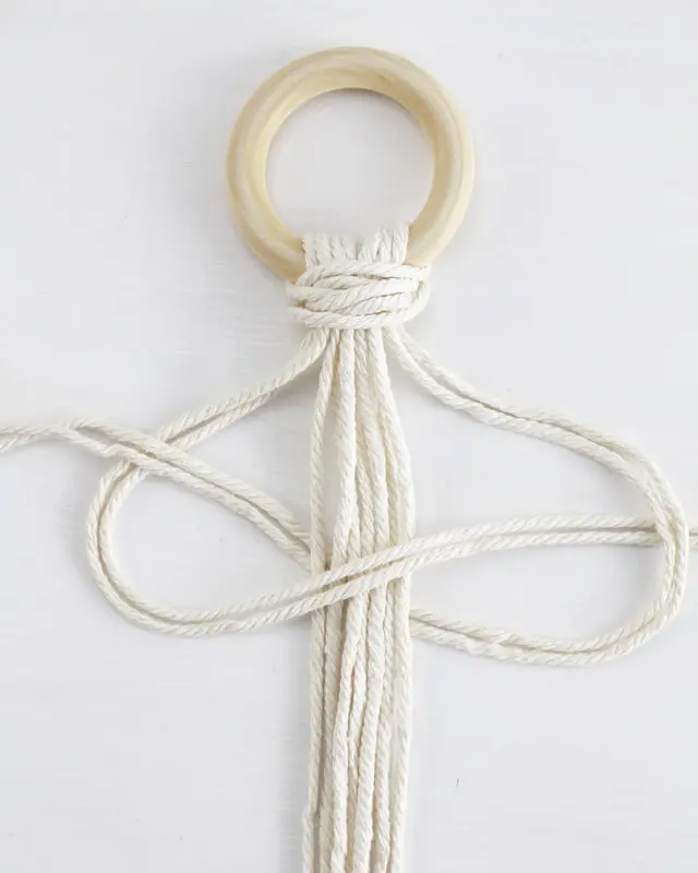 Makramee, die Kunst des Knotens, ist ein zeitloser Trend, der immer beliebter wird. Es gibt unzählige Möglichkeiten, Makramee in verschiedenen Formen und Designs zu nutzen. Nach wie vor sind DIY Makramee Blumenampeln dabei besonders angesagt. Mit ein paar Grundknoten kannst du deine eigene Blumenampel kreieren. In diesem Blogbeitrag werde ich dir Schritt für Schritt zeigen, wie du eine Makramee Blumenampel mit nur einem Makrameeknoten knüpfen kannst. DIY Makramee Blumenampel knüpfen - diy makramee blumenampel knuepfen 7