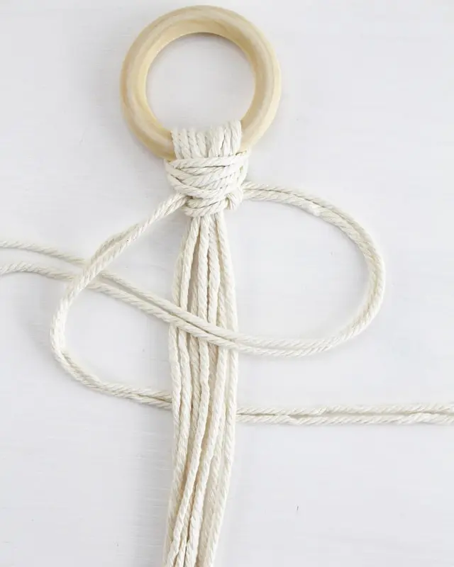 Makramee, die Kunst des Knotens, ist ein zeitloser Trend, der immer beliebter wird. Es gibt unzählige Möglichkeiten, Makramee in verschiedenen Formen und Designs zu nutzen. Nach wie vor sind DIY Makramee Blumenampeln dabei besonders angesagt. Mit ein paar Grundknoten kannst du deine eigene Blumenampel kreieren. In diesem Blogbeitrag werde ich dir Schritt für Schritt zeigen, wie du eine Makramee Blumenampel mit nur einem Makrameeknoten knüpfen kannst. DIY Makramee Blumenampel knüpfen - diy makramee blumenampel knuepfen 9