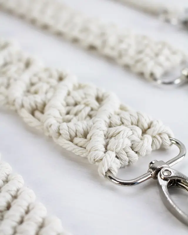 In der Dekowelt gibt es immer wieder Trends, die sich wie ein Lauffeuer verbreiten. Eine dieser bezaubernden und frischen Ideen, die gerade die sozialen Medien im Sturm erobert, ist die Zitronenvase. Sie bringt auch bei dem Aprilwetter eine Prise Sommer in dein Zuhause. Der Preis schreckt viele, auch mich, jedoch ab. Deswegen habe ich mich umso mehr gefreut, als ich eine DIY Zitronenvase auf Instagram entdeckt habe. Die Zitronen werden einfach aus Walnussschalen gebastelt. Wie das geht, zeige ich dir jetzt in Ruhe. DIY Makramee Schultergurt knüpfen | Tinkerhome - Einfache DIYs für dein Zuhause