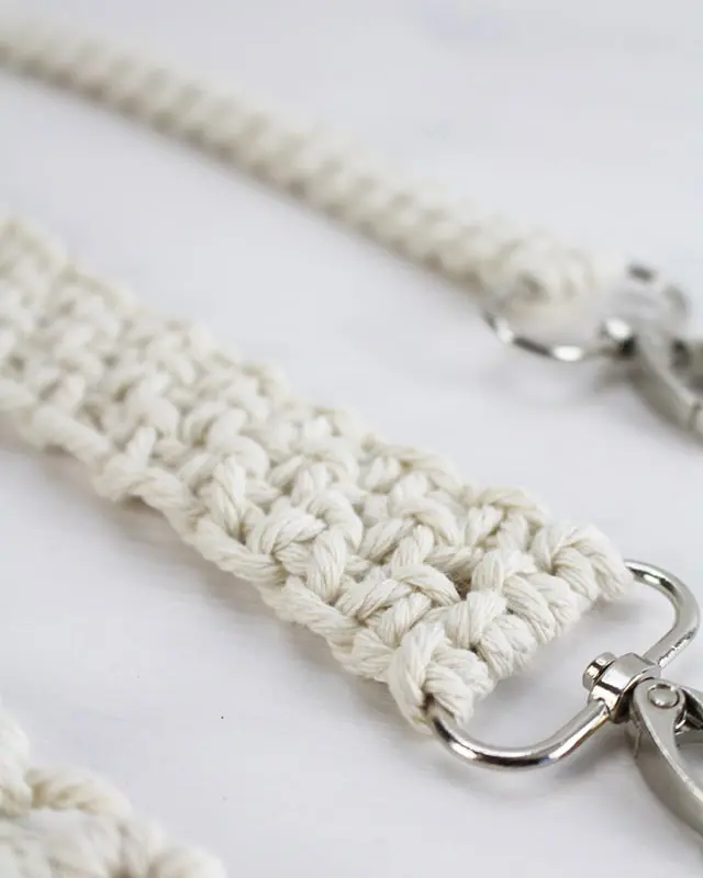 Makramee ist weiterhin im Trend und neben den klassischen Wandbehängen gibt es viele weitere Anwendungsmöglichkeiten. Im letzten Jahr habe ich mir sogar eine eigene Handtasche geknüpft. Vor ein paar Wochen bin ich nach Paris gereist und dafür brauchte ich eine kleine Umhängetasche, die ich gut vorne tragen kann. Parallel knüpfte ich an einem anderen Makrameeprojekt: einem Makramee-Übertopf mit dickerem Makrameegarn. Dabei kam mir die Idee, dass ein DIY Makramee Schultergurt aus diesem dicken Makrameegarn sicherlich toll aussähe. Also habe ich mich auf die Suche nach einer passenden Umhängetasche begeben, bei der ich den Schultergurt einfach abmachen kann, um später meinen eigenen Makramee Schultergurt daran zu befestigen. So kann man die Schultergurte beliebig wechseln. DIY Makramee Schultergurt knüpfen - 4 Anleitungen - diy makramee schultergurt handtasche knuepfen 43