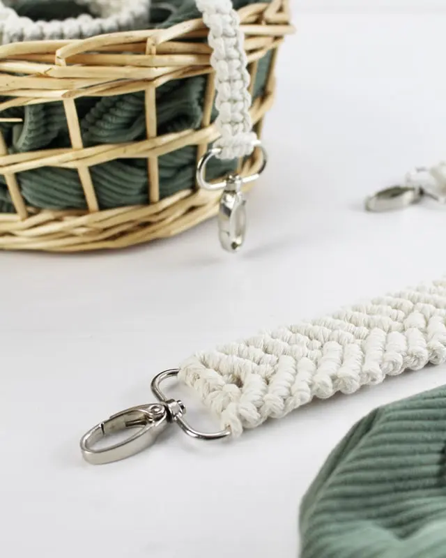 Makramee ist weiterhin im Trend und neben den klassischen Wandbehängen gibt es viele weitere Anwendungsmöglichkeiten. Im letzten Jahr habe ich mir sogar eine eigene Handtasche geknüpft. Vor ein paar Wochen bin ich nach Paris gereist und dafür brauchte ich eine kleine Umhängetasche, die ich gut vorne tragen kann. Parallel knüpfte ich an einem anderen Makrameeprojekt: einem Makramee-Übertopf mit dickerem Makrameegarn. Dabei kam mir die Idee, dass ein DIY Makramee Schultergurt aus diesem dicken Makrameegarn sicherlich toll aussähe. Also habe ich mich auf die Suche nach einer passenden Umhängetasche begeben, bei der ich den Schultergurt einfach abmachen kann, um später meinen eigenen Makramee Schultergurt daran zu befestigen. So kann man die Schultergurte beliebig wechseln. DIY Makramee Schultergurt knüpfen - 4 Anleitungen - diy makramee schultergurt handtasche knuepfen 45