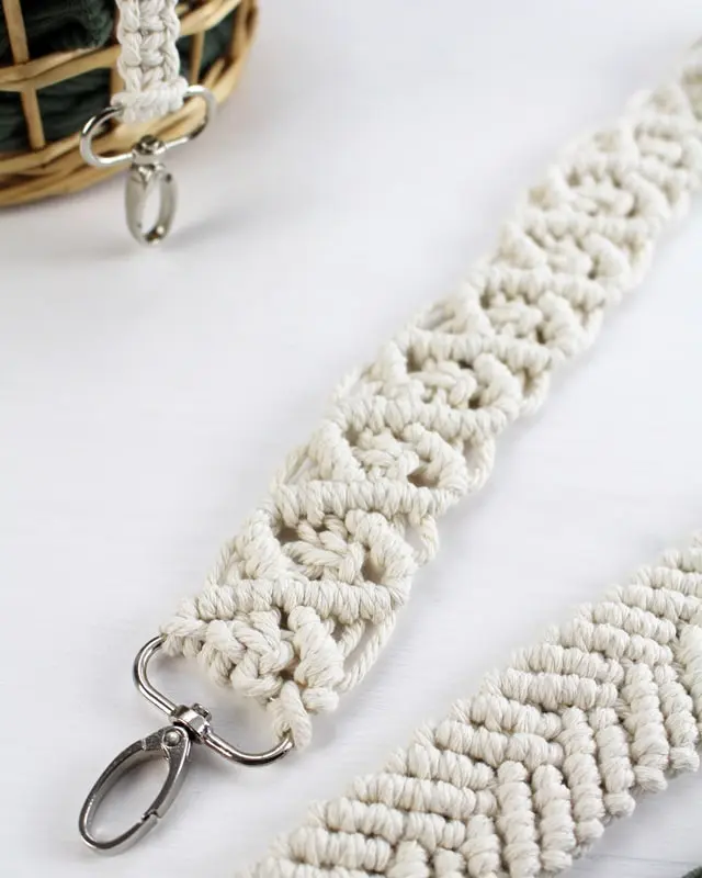 Makramee ist weiterhin im Trend und neben den klassischen Wandbehängen gibt es viele weitere Anwendungsmöglichkeiten. Im letzten Jahr habe ich mir sogar eine eigene Handtasche geknüpft. Vor ein paar Wochen bin ich nach Paris gereist und dafür brauchte ich eine kleine Umhängetasche, die ich gut vorne tragen kann. Parallel knüpfte ich an einem anderen Makrameeprojekt: einem Makramee-Übertopf mit dickerem Makrameegarn. Dabei kam mir die Idee, dass ein DIY Makramee Schultergurt aus diesem dicken Makrameegarn sicherlich toll aussähe. Also habe ich mich auf die Suche nach einer passenden Umhängetasche begeben, bei der ich den Schultergurt einfach abmachen kann, um später meinen eigenen Makramee Schultergurt daran zu befestigen. So kann man die Schultergurte beliebig wechseln. DIY Makramee Schultergurt knüpfen - 4 Anleitungen - diy makramee schultergurt handtasche knuepfen 46