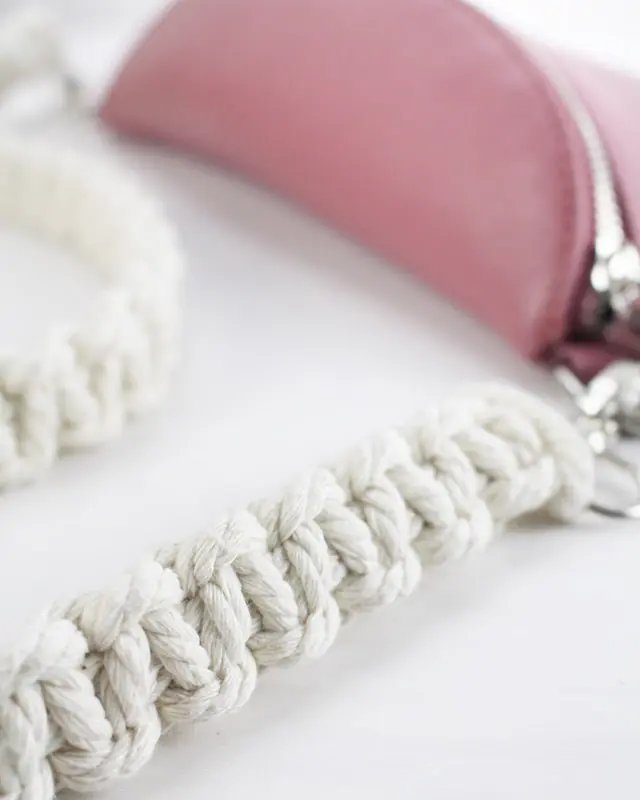 Der Muttertag steht wieder vor der Tür, und wir alle möchten unserer lieben Mutter zeigen, wie sehr wir sie schätzen. Doch manchmal ist es schwer, das perfekte Geschenk zum Muttertag zu finden. Man schenkt ja schließlich jedes Jahr eine Kleinigkeit und möchte meist etwas Abwechslung in die Geschenke bringen. Wie wäre es also dieses Jahr mit einem selbstgemachten Geschenk, das von Herzen kommt? Hier sind einige kreative DIY Ideen, die du für den Muttertag ausprobieren kannst: DIY Makramee Schultergurt knüpfen | Tinkerhome - Einfache DIYs für dein Zuhause