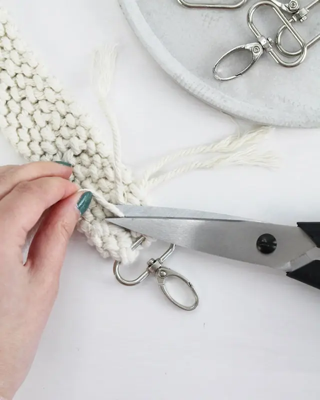 Makramee ist weiterhin im Trend und neben den klassischen Wandbehängen gibt es viele weitere Anwendungsmöglichkeiten. Im letzten Jahr habe ich mir sogar eine eigene Handtasche geknüpft. Vor ein paar Wochen bin ich nach Paris gereist und dafür brauchte ich eine kleine Umhängetasche, die ich gut vorne tragen kann. Parallel knüpfte ich an einem anderen Makrameeprojekt: einem Makramee-Übertopf mit dickerem Makrameegarn. Dabei kam mir die Idee, dass ein DIY Makramee Schultergurt aus diesem dicken Makrameegarn sicherlich toll aussähe. Also habe ich mich auf die Suche nach einer passenden Umhängetasche begeben, bei der ich den Schultergurt einfach abmachen kann, um später meinen eigenen Makramee Schultergurt daran zu befestigen. So kann man die Schultergurte beliebig wechseln. DIY Makramee Schultergurt knüpfen - 4 Anleitungen - diy makramee schultergurt handtasche knuepfen 54