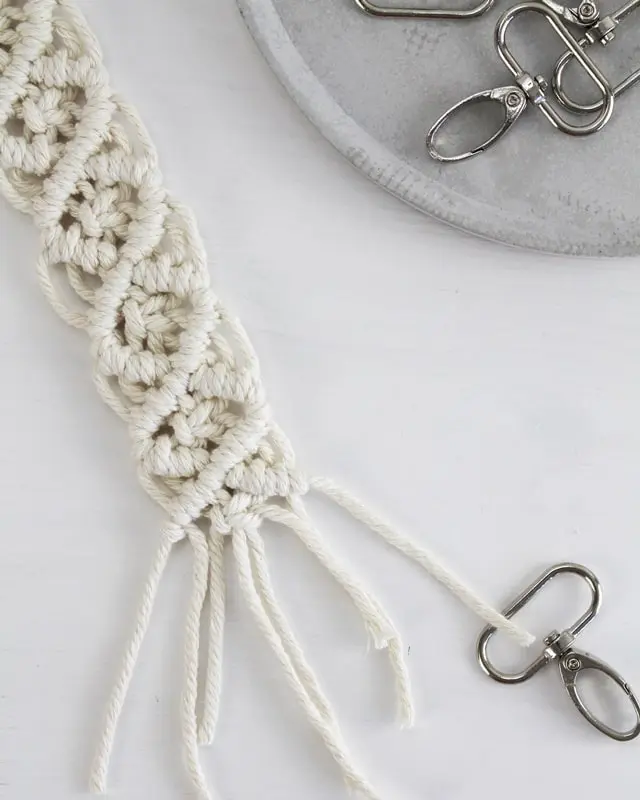 Makramee ist weiterhin im Trend und neben den klassischen Wandbehängen gibt es viele weitere Anwendungsmöglichkeiten. Im letzten Jahr habe ich mir sogar eine eigene Handtasche geknüpft. Vor ein paar Wochen bin ich nach Paris gereist und dafür brauchte ich eine kleine Umhängetasche, die ich gut vorne tragen kann. Parallel knüpfte ich an einem anderen Makrameeprojekt: einem Makramee-Übertopf mit dickerem Makrameegarn. Dabei kam mir die Idee, dass ein DIY Makramee Schultergurt aus diesem dicken Makrameegarn sicherlich toll aussähe. Also habe ich mich auf die Suche nach einer passenden Umhängetasche begeben, bei der ich den Schultergurt einfach abmachen kann, um später meinen eigenen Makramee Schultergurt daran zu befestigen. So kann man die Schultergurte beliebig wechseln. DIY Makramee Schultergurt knüpfen - 4 Anleitungen - diy makramee schultergurt handtasche knuepfen 55