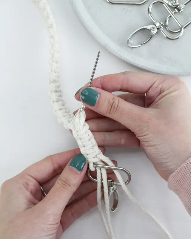 Makramee ist weiterhin im Trend und neben den klassischen Wandbehängen gibt es viele weitere Anwendungsmöglichkeiten. Im letzten Jahr habe ich mir sogar eine eigene Handtasche geknüpft. Vor ein paar Wochen bin ich nach Paris gereist und dafür brauchte ich eine kleine Umhängetasche, die ich gut vorne tragen kann. Parallel knüpfte ich an einem anderen Makrameeprojekt: einem Makramee-Übertopf mit dickerem Makrameegarn. Dabei kam mir die Idee, dass ein DIY Makramee Schultergurt aus diesem dicken Makrameegarn sicherlich toll aussähe. Also habe ich mich auf die Suche nach einer passenden Umhängetasche begeben, bei der ich den Schultergurt einfach abmachen kann, um später meinen eigenen Makramee Schultergurt daran zu befestigen. So kann man die Schultergurte beliebig wechseln. DIY Makramee Schultergurt knüpfen - 4 Anleitungen - diy makramee schultergurt handtasche knuepfen 56