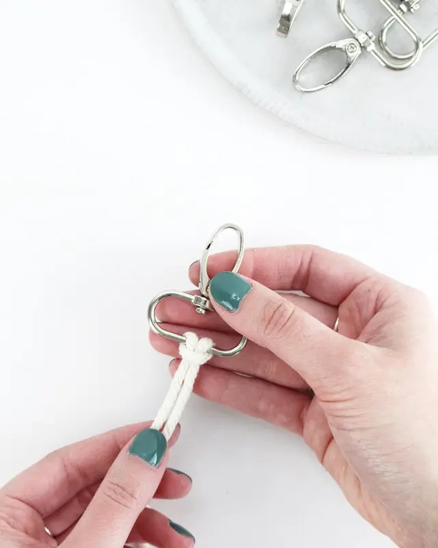 Makramee ist weiterhin im Trend und neben den klassischen Wandbehängen gibt es viele weitere Anwendungsmöglichkeiten. Im letzten Jahr habe ich mir sogar eine eigene Handtasche geknüpft. Vor ein paar Wochen bin ich nach Paris gereist und dafür brauchte ich eine kleine Umhängetasche, die ich gut vorne tragen kann. Parallel knüpfte ich an einem anderen Makrameeprojekt: einem Makramee-Übertopf mit dickerem Makrameegarn. Dabei kam mir die Idee, dass ein DIY Makramee Schultergurt aus diesem dicken Makrameegarn sicherlich toll aussähe. Also habe ich mich auf die Suche nach einer passenden Umhängetasche begeben, bei der ich den Schultergurt einfach abmachen kann, um später meinen eigenen Makramee Schultergurt daran zu befestigen. So kann man die Schultergurte beliebig wechseln. DIY Makramee Schultergurt knüpfen - 4 Anleitungen - diy makramee schultergurt handtasche knuepfen ankerknoten 3