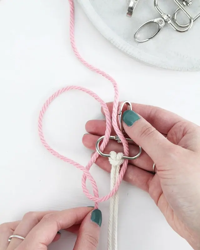 Makramee ist weiterhin im Trend und neben den klassischen Wandbehängen gibt es viele weitere Anwendungsmöglichkeiten. Im letzten Jahr habe ich mir sogar eine eigene Handtasche geknüpft. Vor ein paar Wochen bin ich nach Paris gereist und dafür brauchte ich eine kleine Umhängetasche, die ich gut vorne tragen kann. Parallel knüpfte ich an einem anderen Makrameeprojekt: einem Makramee-Übertopf mit dickerem Makrameegarn. Dabei kam mir die Idee, dass ein DIY Makramee Schultergurt aus diesem dicken Makrameegarn sicherlich toll aussähe. Also habe ich mich auf die Suche nach einer passenden Umhängetasche begeben, bei der ich den Schultergurt einfach abmachen kann, um später meinen eigenen Makramee Schultergurt daran zu befestigen. So kann man die Schultergurte beliebig wechseln. DIY Makramee Schultergurt knüpfen - 4 Anleitungen - diy makramee schultergurt handtasche knuepfen ankerknoten 5