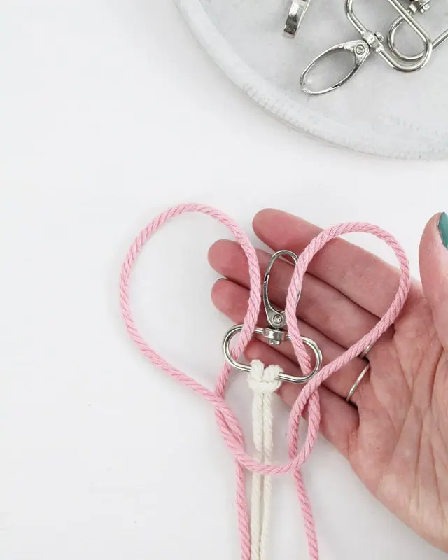 Makramee ist weiterhin im Trend und neben den klassischen Wandbehängen gibt es viele weitere Anwendungsmöglichkeiten. Im letzten Jahr habe ich mir sogar eine eigene Handtasche geknüpft. Vor ein paar Wochen bin ich nach Paris gereist und dafür brauchte ich eine kleine Umhängetasche, die ich gut vorne tragen kann. Parallel knüpfte ich an einem anderen Makrameeprojekt: einem Makramee-Übertopf mit dickerem Makrameegarn. Dabei kam mir die Idee, dass ein DIY Makramee Schultergurt aus diesem dicken Makrameegarn sicherlich toll aussähe. Also habe ich mich auf die Suche nach einer passenden Umhängetasche begeben, bei der ich den Schultergurt einfach abmachen kann, um später meinen eigenen Makramee Schultergurt daran zu befestigen. So kann man die Schultergurte beliebig wechseln. DIY Makramee Schultergurt knüpfen - 4 Anleitungen - diy makramee schultergurt handtasche knuepfen ankerknoten 6