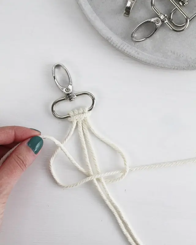 Makramee ist weiterhin im Trend und neben den klassischen Wandbehängen gibt es viele weitere Anwendungsmöglichkeiten. Im letzten Jahr habe ich mir sogar eine eigene Handtasche geknüpft. Vor ein paar Wochen bin ich nach Paris gereist und dafür brauchte ich eine kleine Umhängetasche, die ich gut vorne tragen kann. Parallel knüpfte ich an einem anderen Makrameeprojekt: einem Makramee-Übertopf mit dickerem Makrameegarn. Dabei kam mir die Idee, dass ein DIY Makramee Schultergurt aus diesem dicken Makrameegarn sicherlich toll aussähe. Also habe ich mich auf die Suche nach einer passenden Umhängetasche begeben, bei der ich den Schultergurt einfach abmachen kann, um später meinen eigenen Makramee Schultergurt daran zu befestigen. So kann man die Schultergurte beliebig wechseln. DIY Makramee Schultergurt knüpfen - 4 Anleitungen - diy makramee schultergurt handtasche knuepfen kreuzknoten 29