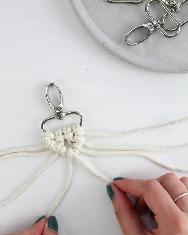 Makramee ist weiterhin im Trend und neben den klassischen Wandbehängen gibt es viele weitere Anwendungsmöglichkeiten. Im letzten Jahr habe ich mir sogar eine eigene Handtasche geknüpft. Vor ein paar Wochen bin ich nach Paris gereist und dafür brauchte ich eine kleine Umhängetasche, die ich gut vorne tragen kann. Parallel knüpfte ich an einem anderen Makrameeprojekt: einem Makramee-Übertopf mit dickerem Makrameegarn. Dabei kam mir die Idee, dass ein DIY Makramee Schultergurt aus diesem dicken Makrameegarn sicherlich toll aussähe. Also habe ich mich auf die Suche nach einer passenden Umhängetasche begeben, bei der ich den Schultergurt einfach abmachen kann, um später meinen eigenen Makramee Schultergurt daran zu befestigen. So kann man die Schultergurte beliebig wechseln. DIY Makramee Schultergurt knüpfen - 4 Anleitungen - diy makramee schultergurt handtasche knuepfen rippenknoten 12