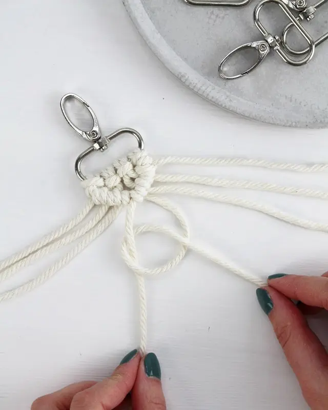 Makramee ist weiterhin im Trend und neben den klassischen Wandbehängen gibt es viele weitere Anwendungsmöglichkeiten. Im letzten Jahr habe ich mir sogar eine eigene Handtasche geknüpft. Vor ein paar Wochen bin ich nach Paris gereist und dafür brauchte ich eine kleine Umhängetasche, die ich gut vorne tragen kann. Parallel knüpfte ich an einem anderen Makrameeprojekt: einem Makramee-Übertopf mit dickerem Makrameegarn. Dabei kam mir die Idee, dass ein DIY Makramee Schultergurt aus diesem dicken Makrameegarn sicherlich toll aussähe. Also habe ich mich auf die Suche nach einer passenden Umhängetasche begeben, bei der ich den Schultergurt einfach abmachen kann, um später meinen eigenen Makramee Schultergurt daran zu befestigen. So kann man die Schultergurte beliebig wechseln. DIY Makramee Schultergurt knüpfen - 4 Anleitungen - diy makramee schultergurt handtasche knuepfen rippenknoten 15